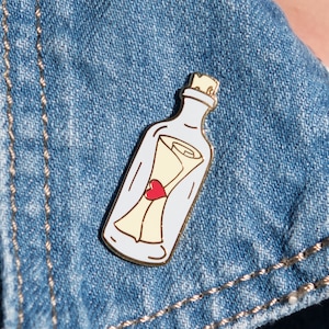 Flaschenpost Emaille Pin, Süßer Pastell Pin, Liebesbrief Anstecknadel, Freundin Geschenk, Taylor Swift, Weihnachtsmann Geschenk