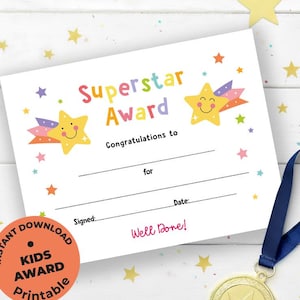 Puede incluir: Un certificado blanco de "Superstar Award" con gráficos de estrellas y el texto "Felicitaciones a" y "¡Bien hecho!". Una medalla de oro con una cinta azul y una pegatina redonda naranja que dice "KIDS AWARD Printable" también están en la imagen.