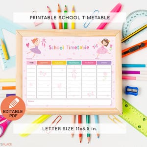 Könnte beinhalten: Druckbarer Stundenplan mit rosa Hintergrund und einer Ballerina-Illustration. Der Stundenplan ist in Wochentage und Zeitfenster unterteilt. Der Text "School Timetable" befindet sich oben auf der Seite. Der Stundenplan ist im Format Letter, 28x21,5 cm.