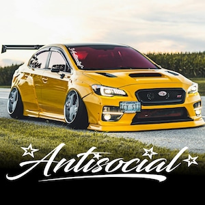 Puede incluir: Un Subaru WRX STI amarillo con detalles negros y una pancarta personalizada en el parabrisas que dice "Antisocial". El coche tiene cristales tintados, un alerón negro y una matrícula negra que dice "ICY STI".