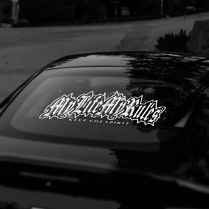 Puede incluir: Un coche negro con una pegatina de vinilo blanco en la ventana trasera que dice "My Life My Rules Keep The Spirit".
