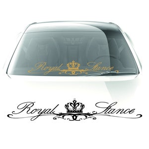 Puede incluir: Una calcomanía para coche negra y dorada con las palabras "Royal Stance" y un diseño de corona.