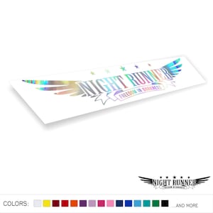 Puede incluir: Una pegatina blanca con un diseño holográfico iridiscente que presenta un par de alas y el texto "NIGHT RUNNER FREEDOM IN DARKNESS".