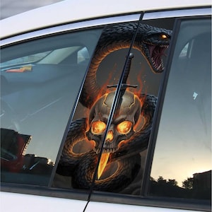 Puede incluir: Calcomanía para ventana de coche con una calavera con ojos de fuego y una espada que la atraviesa. Una serpiente negra se enrosca alrededor de la calavera, con la cabeza levantada. El diseño tiene un tema oscuro y gótico.