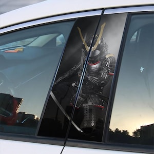Puede incluir: Una calcomanía para la ventana de un coche en blanco y negro que representa a un guerrero samurái con casco y armadura. La calcomanía está diseñada para ser aplicada en el marco de la ventana del coche.