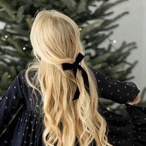 時代を超えたエレガンス - 女の子と女性のためのブラックベルベットのリボンクリップ | ハンドメイドヘアアクセサリー