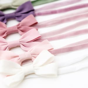 Baby Mädchen Stirnband | Blush Pink Samt Band mit Vegan Leder Schleife | Handgemachtes Geschenk