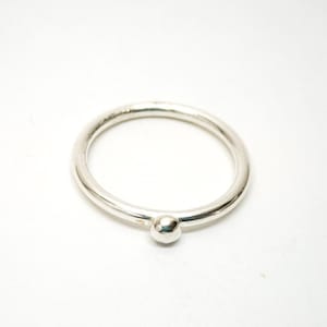Anillo de plata minimalista con una bola pequeña / Anillo de plata apilable / Joyería de plata hecha a mano para mujeres