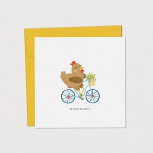 Peut inclure: Une poule brune avec une crête rouge est sur un vélo bleu avec un panier de fleurs jaunes. Le texte "Ca roule ma poule!" est écrit sous le vélo.