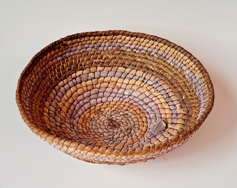 Decorative round basket. Handwoven basket with vegetable fibers. Fruit container basket. Handmade basket by Vocación Textil.