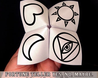 Op de afbeelding: Een witte origami-geluksbrenger met zwarte symbolen. De symbolen zijn een hart, een zon, een halve maan en een oog in een driehoek. De tekst op de afbeelding luidt "FORTUNE TELLER YES, NO, MAYBE. Origami Fortune Teller Cootie Catcher. Instant DOWNLOAD."