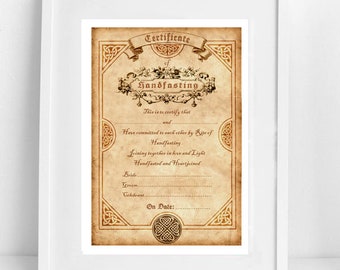 Può includere: Un certificato di handfasting con un designo a nodo celtico. Il testo recita "Certificato di Handfasting. Questo certifica che e si sono impegnati l'uno con l'altro con il rito dell'Handfasting. Unendosi in amore e luce, uniti di mano e di cuore. Sposa. Sposo. Celebrante. Data:"