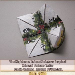 Pu&ograve; includere: Un indovino di origami bianco a tema natalizio. L'indovino &egrave; piegato in una forma a sei lati con i numeri 1, 2, 3, 8 e 9 visibili. Il testo "The Nightmare Before Christmas inspired Origami Fortune Teller Cootie Catcher. Instant DOWNLOAD." &egrave; stampato sotto l'indovino.