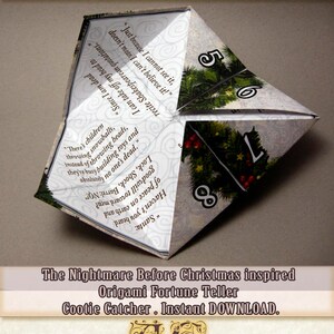 Pu&ograve; includere: Un indovino di origami bianco a tema natalizio. L'indovino &egrave; piegato a forma di cubo con sei lati. Ogni lato ha un numero diverso e una citazione dal film "Nightmare Before Christmas".