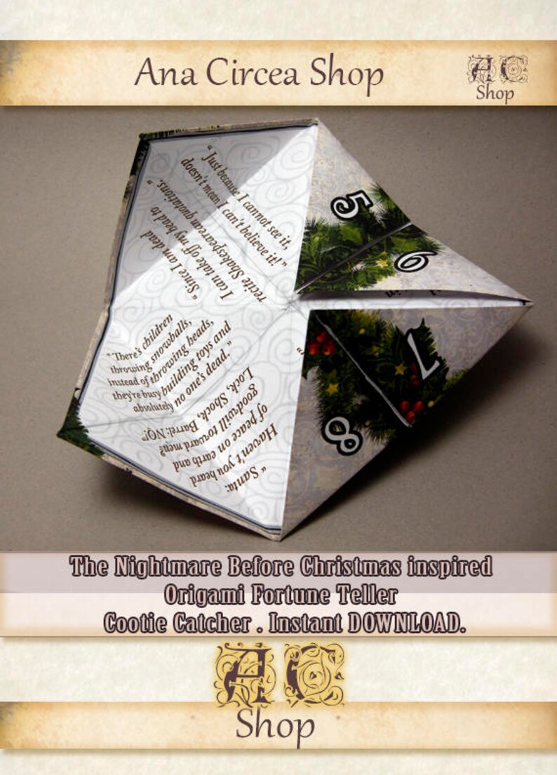 Pu&ograve; includere: Un indovino di origami bianco a tema natalizio. L'indovino &egrave; piegato a forma di cubo con sei lati. Ogni lato ha un numero diverso e una citazione dal film "Nightmare Before Christmas".
