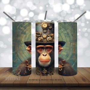 Puede incluir: Un vaso de acero inoxidable con un diseño steampunk que presenta un mono con un sombrero de copa con engranajes y relojes. El fondo es de color verde y marrón con una esfera de reloj.