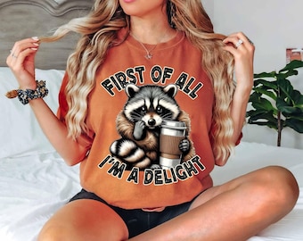 まず第一に、私は喜びです 面白いアライグマ PNG 皮肉な嫌味な Tシャツ PNG トレンドの女性向け PNG 面白い皮肉なアライグマ ヴィンテージ シャツ デザイン