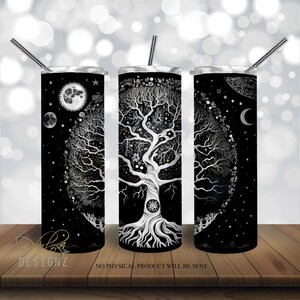Könnte beinhalten: Drei Edelstahlbecher mit schwarzem Hintergrund und einem weißen Baum des Lebens Design. Der Baum ist von Sternen, Monden und Planeten umgeben. Die Becher haben alle das gleiche Design, aber die Platzierung der Elemente ist auf jedem leicht unterschiedlich.  "KEIN PHYSIKALISCHES PRODUKT WIRD GESENDET" ist unten im Bild gedruckt.