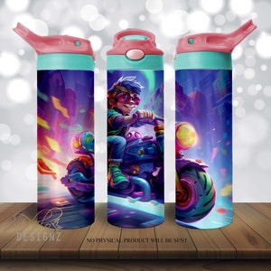 Puede incluir: Tres botellas de agua rosa y turquesa con un gráfico de un personaje de dibujos animados conduciendo una motocicleta sobre un fondo de ciudad de neón.