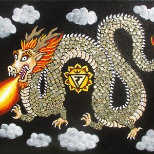 Puede incluir: Un dragón plateado y dorado con llamas rojas y naranjas saliendo de su boca. El dragón está volando en el cielo con nubes blancas. El dragón tiene un sol amarillo con un símbolo rojo en el centro de su cuerpo.