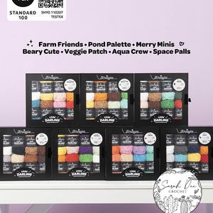 Peut inclure: Six boîtes de fil coloré, chaque boîte étant étiquetée avec un thème différent : Farm Friends, Pond Palette, Merry Minis, Beary Cute, Veggie Patch, Aqua Crew et Space Palls. Chaque boîte contient 10 pelotes de fil de différentes couleurs. Les boîtes sont disposées en deux rangées de trois. L’image comprend également un logo pour Scheepjes, une marque de fil, et un code QR.