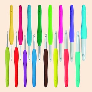 Può includere: Una collezione di sedici uncinetti in vari colori, tra cui giallo, rosso, blu, verde, rosa, viola, marrone e turchese. Ogni uncinetto presenta un manico ergonomico liscio e una punta in metallo, con le misure chiaramente stampate sui manici.