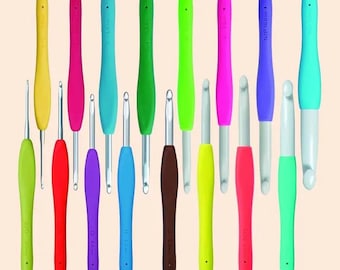 Pode incluir: Uma coleção de dezasseis agulhas de crochet em várias cores, incluindo amarelo, vermelho, azul, verde, rosa, roxo, castanho e turquesa. Cada agulha possui um cabo ergonómico liso e uma ponta metálica, com tamanhos impressos nos cabos.