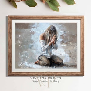 Puede incluir: Una pintura de una persona arrodillada con la cabeza inclinada en oración. La pintura está realizada en una paleta suave y tenue de azules, grises y marrones. El cabello de la persona es largo y fluido, y sus manos están juntas en oración.