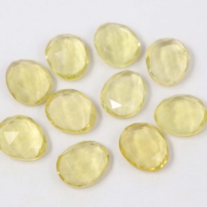 Peut inclure: Dix pierres précieuses jaunes de forme ovale facettées. Les pierres sont translucides et ont une couleur jaune clair.