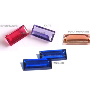 Puede incluir: Surtido de piedras preciosas facetadas en varios colores, incluyendo turmalina rosa, iolite, morganita melocotón y tanzanita. Las piedras preciosas son de forma rectangular y tienen un acabado pulido.