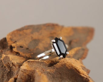 Ring i sterlingsilver med svart onyx: Handgjord hexagonslipad tablett