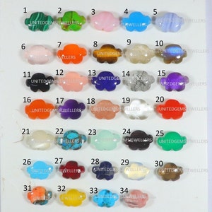 Puede incluir: Treinta y cuatro cabujones de piedras preciosas en varios colores y formas, dispuestos en filas sobre un fondo blanco. Cada cabujón está numerado del 1 al 34. Los cabujones tienen todos la forma de una nube.