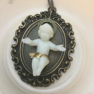 Opulenter Anhänger mit Jesuskind