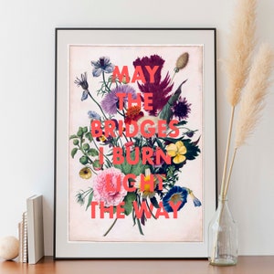 May The Bridges I Burn Light The Way, Maximalistische Blumenwandkunst, Wildblumen-botanische Illustrationsdruck, rosa Typografiezitat, Schlafzimmer