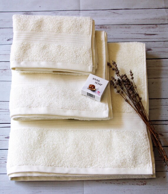 cream colored bath towels