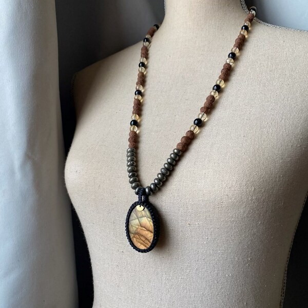 Collier long style mala 108 perles en pierres et graines naturelles Labradorite, Rudraksha, Pyrite, Citrine, et Tourmaline noire