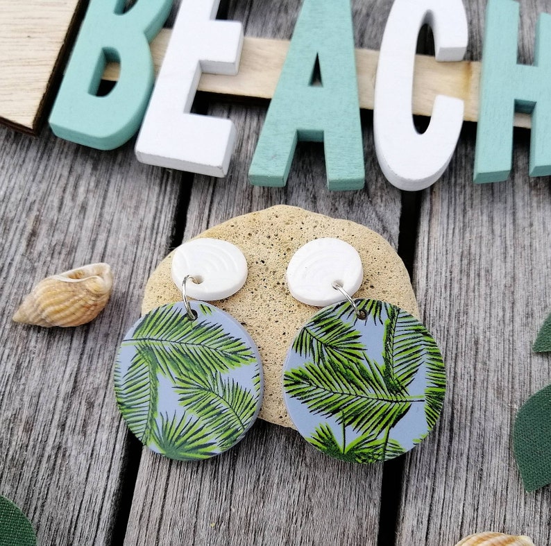 round danging earrings in polymer clay and tropical leaf motifs Fimo blue grey jungle spirit