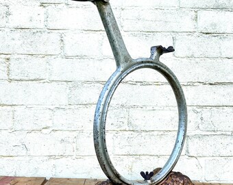 Support De Vélo Ancien En Fonte Lourde - Outil Vintage De Magasin De Vélos - Construction De Roues