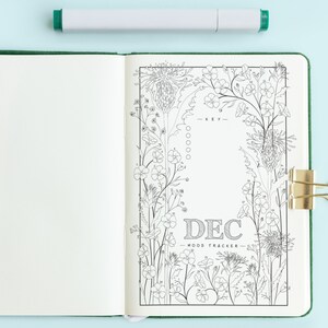 K&ouml;nnte beinhalten: Ein druckbarer Stimmungs-Tracker in Schwarzwei&szlig; f&uuml;r Dezember. Der Tracker zeigt ein florales Design mit einem Schl&uuml;ssel und Platz zum Ausmalen der Blumen, um Ihre Stimmung zu verfolgen.