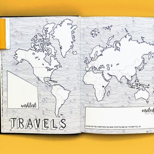 Op de afbeelding: Een zwart-witte wereldkaart met een golvende achtergrond. De kaart is verdeeld in twee secties, een met de naam "wishlist" en de andere met de naam "bezocht dit jaar". De tekst "TRAVELS" staat in grote letters onderaan de pagina.