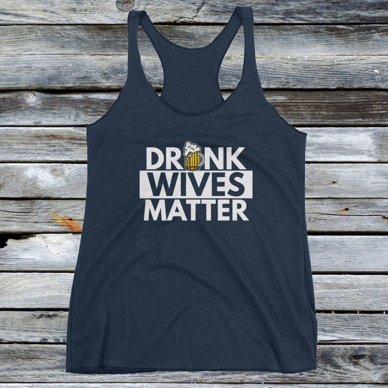 Op de afbeelding: Een marineblauw tanktop met de tekst "DRUNK WIVES MATTER" in wit met een bierglas afbeelding boven de tekst.