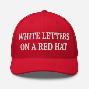 Letras brancas em um boné de caminhoneiro Red Hat