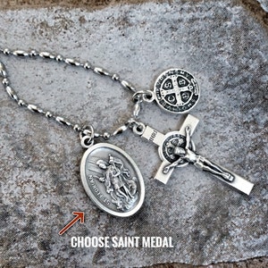 Collier protection contre le mal, collier Saint Florian, cadeaux religieux pour lui/elle, Saint Florian, Saint Michel, croix Saint bénédictine