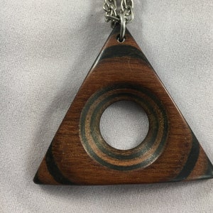 Collier triangle en bois