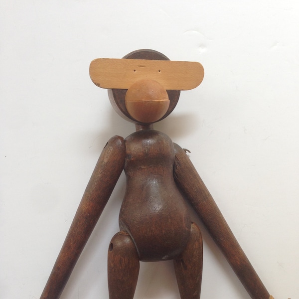 Kay Bojesen como mono danés de madera articulada