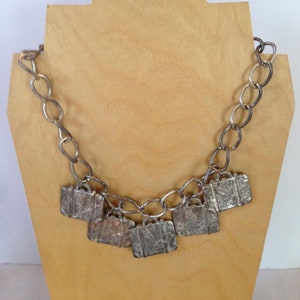 Witte metalen kofferketting