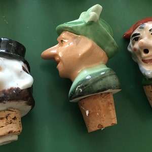 3 hommes en porcelaine avec chapeaux verseurs de vin bouchons de bouteilles