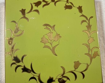Volupte Vintage "New" Gold Compact con diseño de tulipán de esmalte verde