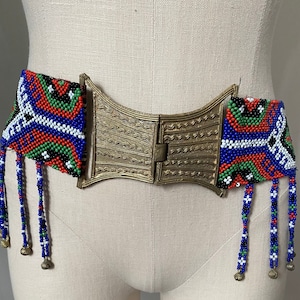 Ceinture de perles tribales avec boucle en laiton et cloches suspendues Danse du ventre