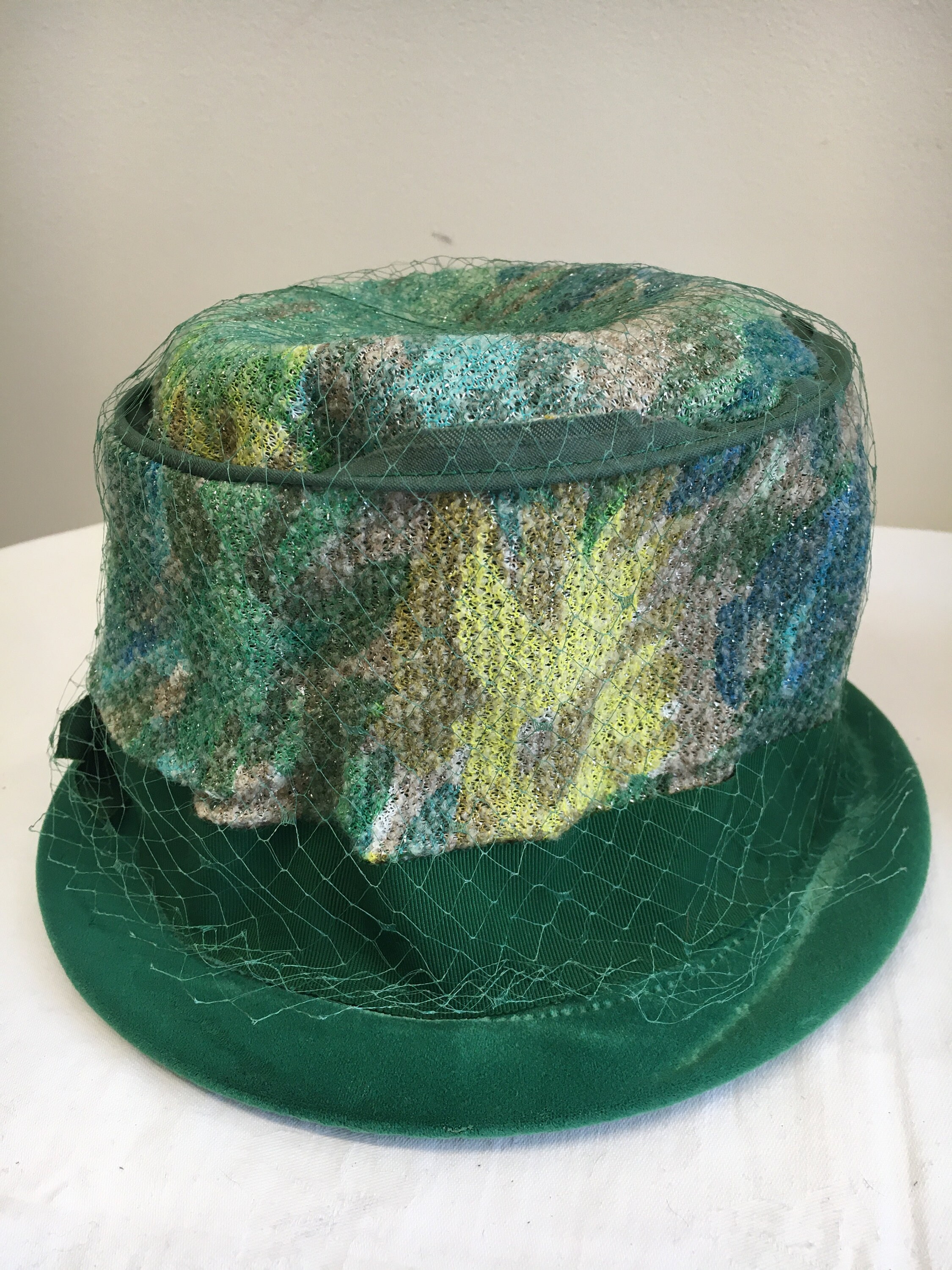 Chapeau Bucket Vert Avec Sangle De Cou Et Bord Relevable - Occasion